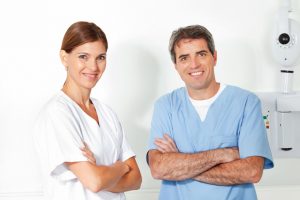 Zwei glückliche Ärzte mit verschränkten Armen